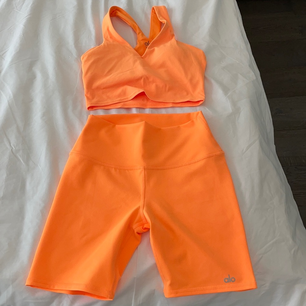 Alo yoga never been worn shorts/crop top